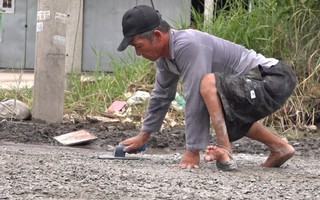 "Người đàn ông tật nguyền làm chuyện “quái gở” lên đường nhận giải thưởng