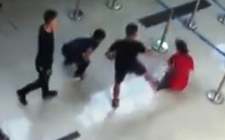 Nữ nhân viên hàng không bị nam thanh niên tát, đạp ngã tại sân bay Thọ Xuân