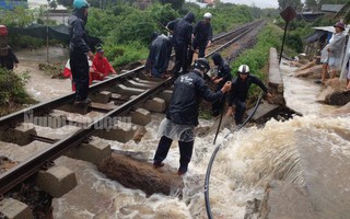 Đường sắt tê liệt vì mưa lớn, khoảng 2.500 khách bị kẹt
