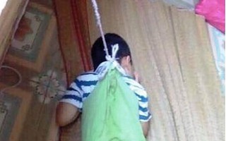 Phẫn nộ hình ảnh bé trai 4 tuổi bị nhốt trong phòng học, buộc dây treo lên