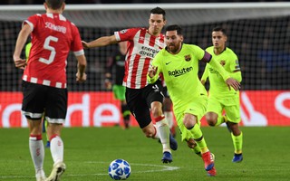 Messi lập siêu phẩm, Barcelona vượt vòng bảng Champions League