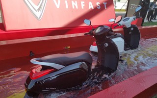 Xe máy điện của Vinfast ngâm nước hơn 30 phút vẫn chạy tốt
