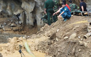 2 phu vàng mắc kẹt trong hang: Chủ mỏ lén lút khai thác vào ban đêm