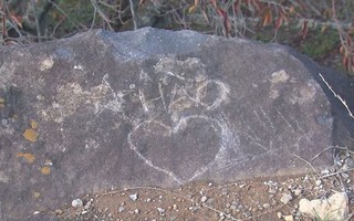 Vụ vẽ bậy trên phiến đá ở Nhật: Xin chớ vội "ném đá" người Việt ta!