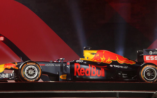 "Choáng" với giá trị siêu xe đua F1 xuất hiện tại Hoàng thành Thăng Long