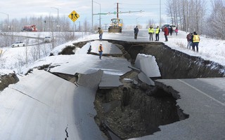 Bang Alaska thiệt hại nặng sau trận động đất mạnh bất thường