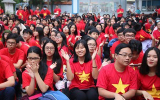 Học sinh TP HCM nhuộm đỏ sân trường tiếp lửa tuyển Việt Nam