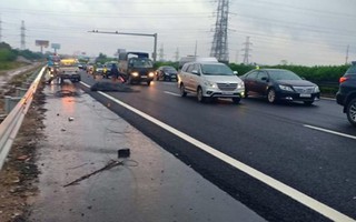 Cuộn sắt rơi trên cao tốc Pháp Vân-Cầu Giẽ, 3 ôtô tông nhau liên hoàn