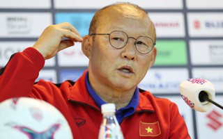 HLV Park Hang-seo phản ứng khi báo Malaysia chỉ trích Việt Nam đá rắn