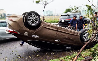 Ô tô mất lái bị lật, tài xế đạp cửa thoát thân