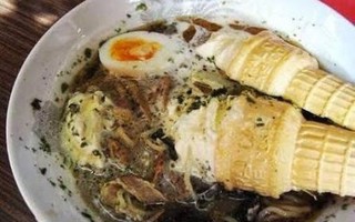 Món mì ramen trộn kem ốc quế khó hiểu của người Nhật