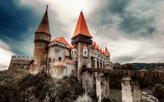 Phát hiện hầm tra tấn, hình nhân kinh dị dưới lâu đài Dracula