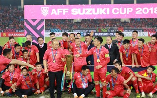 Vừa bị gạch tên dự Asian Cup, Văn Quyết lại rơi khỏi tốp 5 Quả bóng vàng