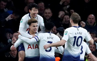 Arsenal thảm bại trước Tottenham, Chelsea hẹn derby ở bán kết League Cup