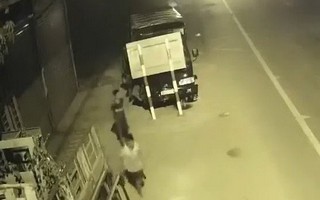 Hai thiếu niên trộm xe tải chạy hàng chục cây số rồi… đâm vào cột đèn
