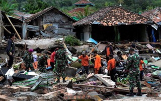 Indonesia: Sau sóng thần chớp nhoáng là động đất và thảm họa lơ lửng