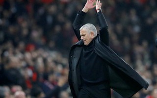 Mourinho: Học trò đòi sa thải, báo chí tố lăng nhăng bồ trẻ