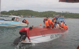 Lật tàu du lịch ở Nha Trang, ít nhất 2 người chết đuối