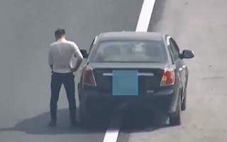 Nam tài xế thản nhiên dừng xe đi vệ sinh ngay trên đường cao tốc Hà Nội - Hải Phòng