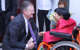 Những hình ảnh Đại sứ Mỹ trò chuyện cùng người khuyết tật