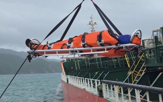 Cận cảnh cứu nạn 4 thuyền viên Philippines bị thương trên biển