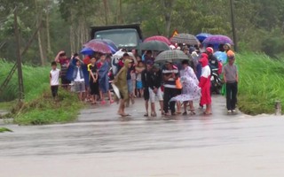 Phú Yên: Một người bị nước lũ nhấn chìm, di dời khẩn cấp hơn 900 người