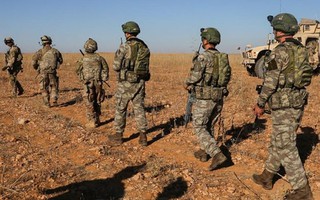 Xe bọc thép chở nhóm binh sĩ Mỹ đầu tiên rút khỏi Syria