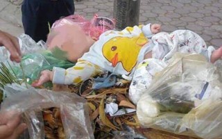 Bé trai kháu khỉnh 4 tháng tuổi bị bỏ rơi trên thùng rác