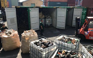 Phế liệu, rác thải công nghiệp ngụy trang trong 20 container máy móc