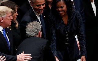 Bận tang lễ cha, ông Bush vẫn nhớ chuyền  kẹo cho bà Obama