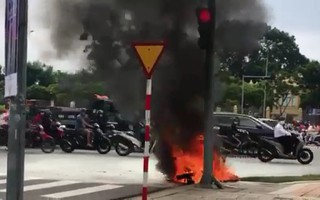 Xe tay ga bốc cháy dữ dội giữa trung tâm Đà Nẵng