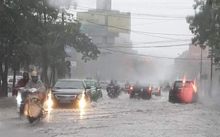 Mưa lớn nhiều giờ, TP Vinh chìm trong biển nước, giao thông đảo lộn