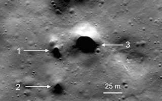 Phát hiện 200 hố nghi dẫn nước trên Mặt Trăng