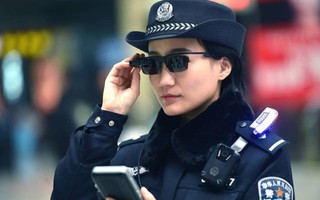 Kính thông minh giúp cảnh sát TQ bắt tội phạm dịp cận Tết