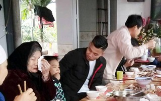 Clip gia đình tuyển thủ U23 Việt Nam Văn Thanh sum vầy "vui như Tết"