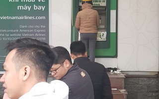 Rút tiền ATM dịp Tết: Vì sao người dân phải chịu xếp hàng nhiều giờ?