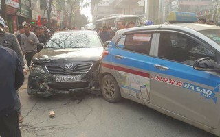 Xe Camry "điên" tông hàng loạt xe máy, ô tô khiến nhiều người bị thương