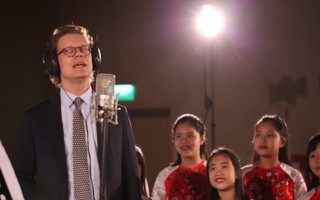 Cùng nghe Đại sứ Thụy Điển hát "Happy New Year" bằng tiếng Việt