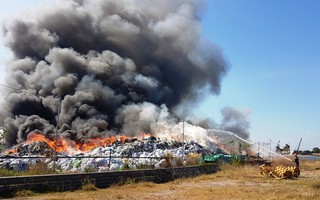 Tiền Giang: Cháy lớn kho phế liệu, nhà báo bị cản trở tác nghiệp