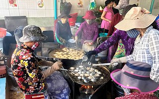 Khách đội nắng đợi hàng giờ để ăn bánh khọt nổi tiếng Vũng Tàu