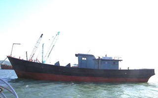 Tàu vỏ sắt có chữ Trung Quốc không người trôi trên biển Thừa Thiên - Huế