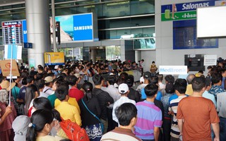Ùn ùn đổ về sân bay Tân Sơn Nhất rước Việt kiều