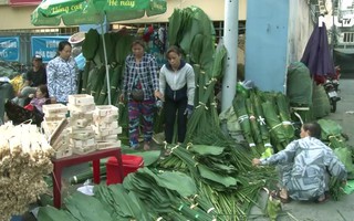 Tấp nập chợ lá dong Sài Gòn