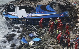 Xe buýt lao từ vách đá xuống bãi biển, 48 người thiệt mạng