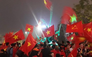 Hà Nội "đêm trắng" ngập sắc đỏ mừng kỳ tích U23 Việt Nam