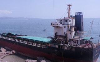 “Xẻ thịt” tàu gặp nạn trên vịnh Quy Nhơn bán phế liệu