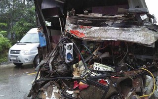 Xe khách tông xe tải, 3 người chết, nhiều người bị thương
