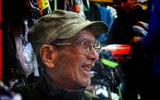 Nghệ sĩ khắc khổ Trần Hạnh gần 90 tuổi vẫn bán xăng, bán hàng