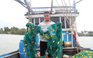 Ngư dân Quảng Nam báo bị "tàu lạ" dùng súng uy hiếp, phá ngư cụ