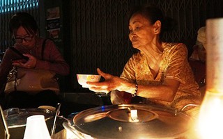 Chè đèn dầu Sài Gòn 40 năm: chỉ 5.000 đồng/chén